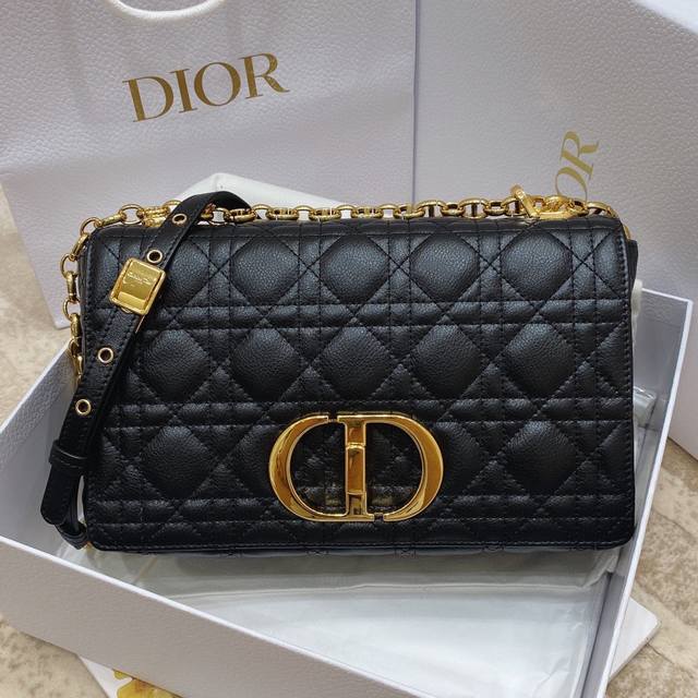 Dior 新款 Dior Caro 中号 迪奥新款链条包令人惊艳采用象牙色牛皮革精心制作 以标志性的藤格纹针脚打造绗缝细节 材质柔软，翻盖饰以复古金色饰面金属“