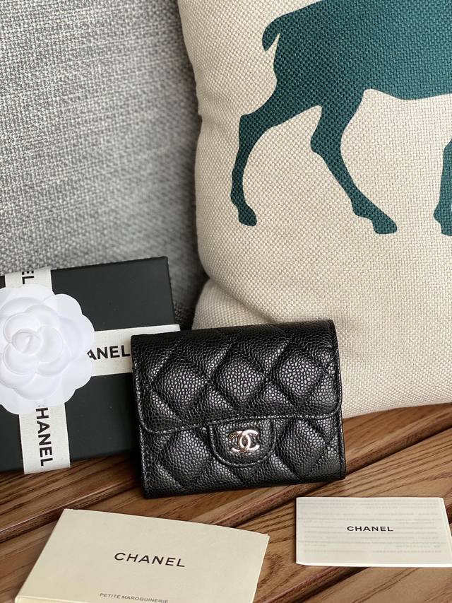 升级版chanel。 经典cf卡包款号a31504 顶级皮料五金，菱格纹路.原单品质！细节美到淋漓尽致 全套包装！尺寸8.5*12.5*2.5颜色如图所示