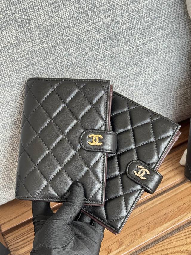 新品 Chanel 多功能护照夹 这款设计以后也可能进入经典系列 款号：A P3678 A P9086 原单品质！细节美到淋漓尽致、 尺寸15*10*3Cm。