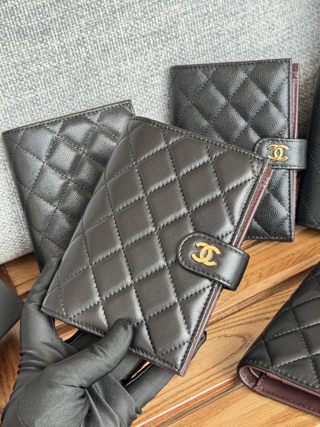 新品 Chanel 多功能护照夹 这款设计以后也可能进入经典系列 款号：A P3678 A P9086 原单品质！细节美到淋漓尽致、 尺寸15*10*3Cm。