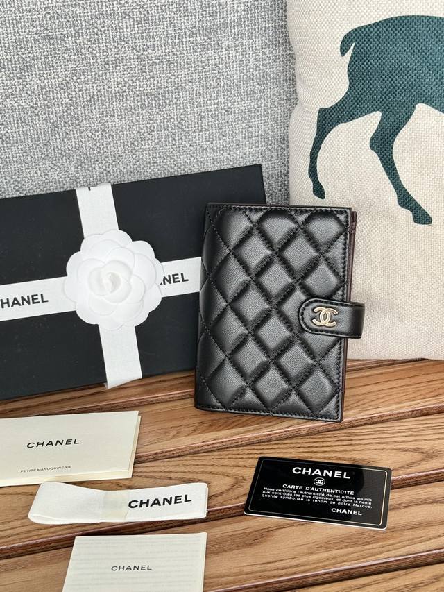 新品 Chanel 多功能护照夹 这款设计以后也可能进入经典系列 款号：A P3678 A P9086 原单品质！细节美到淋漓尽致、 尺寸15*10*3Cm。