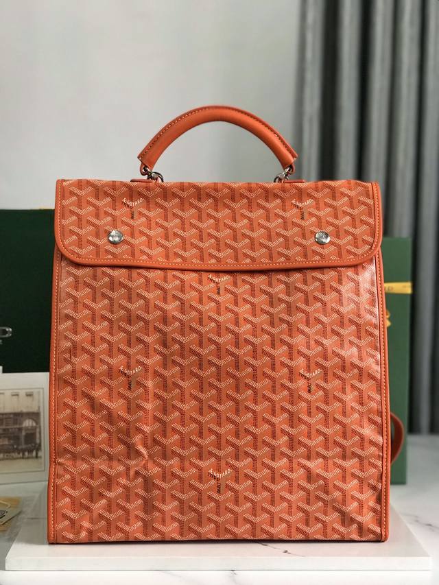 Goyard Saint Leger折叠背包 Saint Leger包沿袭了goyard一贯的模块化设计与功能性原则，内部空间超大max，配备可拆卸、可调节的肩