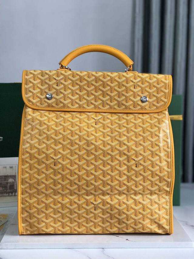 Goyard Saint Leger折叠背包 Saint Leger包沿袭了goyard一贯的模块化设计与功能性原则，内部空间超大max，配备可拆卸、可调节的肩