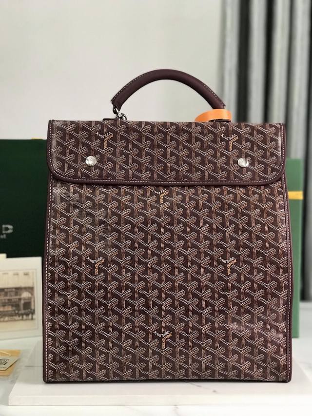 Goyard Saint Leger折叠背包 Saint Leger包沿袭了goyard一贯的模块化设计与功能性原则，内部空间超大max，配备可拆卸、可调节的肩