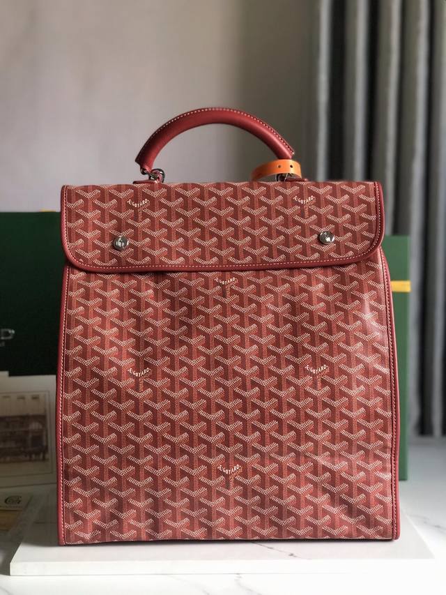 Goyard Saint Leger折叠背包 Saint Leger包沿袭了goyard一贯的模块化设计与功能性原则，内部空间超大max，配备可拆卸、可调节的肩