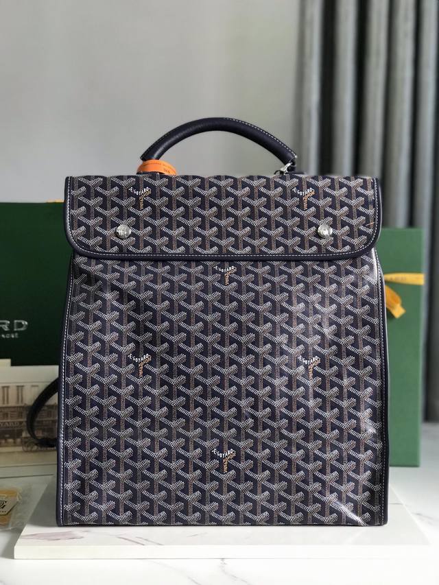 Goyard Saint Leger折叠背包 Saint Leger包沿袭了goyard一贯的模块化设计与功能性原则，内部空间超大max，配备可拆卸、可调节的肩