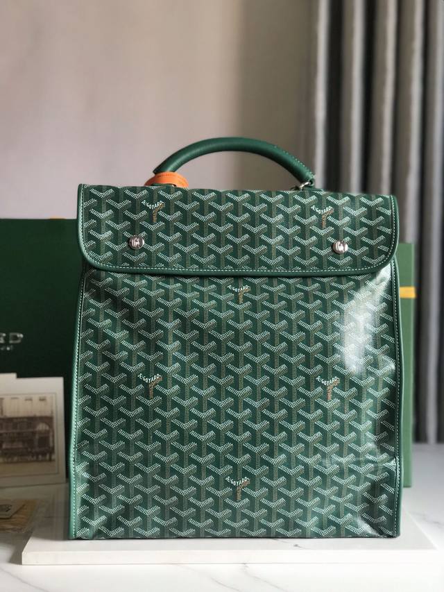 Goyard Saint Leger折叠背包 Saint Leger包沿袭了goyard一贯的模块化设计与功能性原则，内部空间超大max，配备可拆卸、可调节的肩