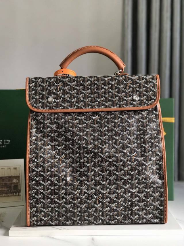 Goyard Saint Leger折叠背包 Saint Leger包沿袭了goyard一贯的模块化设计与功能性原则，内部空间超大max，配备可拆卸、可调节的肩