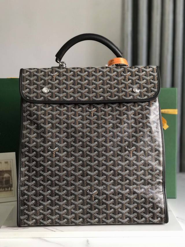 Goyard Saint Leger折叠背包 Saint Leger包沿袭了goyard一贯的模块化设计与功能性原则，内部空间超大max，配备可拆卸、可调节的肩