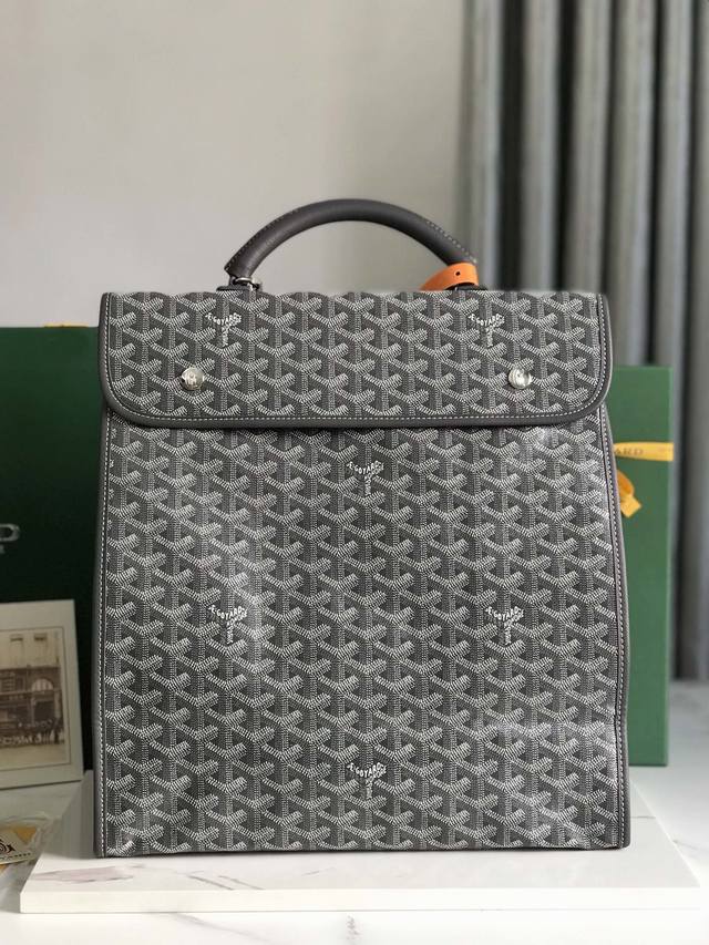 Goyard Saint Leger折叠背包 Saint Leger包沿袭了goyard一贯的模块化设计与功能性原则，内部空间超大max，配备可拆卸、可调节的肩