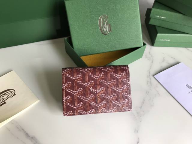 Goyard 卡片夹cardcase 日常搭配必备单品 G0Yard 戈雅 成立于1853年，已超过 年的历史，面料以麻，棉及大麻纤维混合织成后再涂上光面的树胶