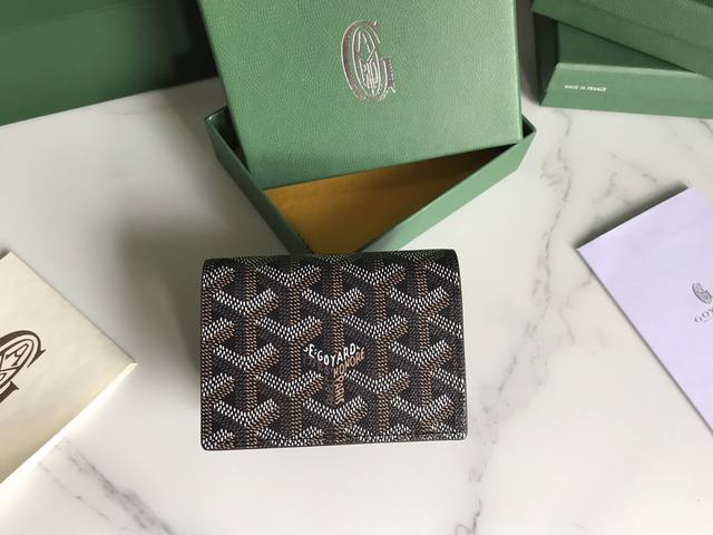 Goyard 卡片夹cardcase 日常搭配必备单品 G0Yard 戈雅 成立于1853年，已超过 年的历史，面料以麻，棉及大麻纤维混合织成后再涂上光面的树胶