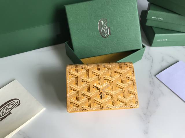 Goyard 卡片夹cardcase 日常搭配必备单品 G0Yard 戈雅 成立于1853年，已超过 年的历史，面料以麻，棉及大麻纤维混合织成后再涂上光面的树胶