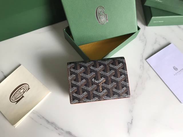 Goyard 卡片夹cardcase 日常搭配必备单品 G0Yard 戈雅 成立于1853年，已超过 年的历史，面料以麻，棉及大麻纤维混合织成后再涂上光面的树胶