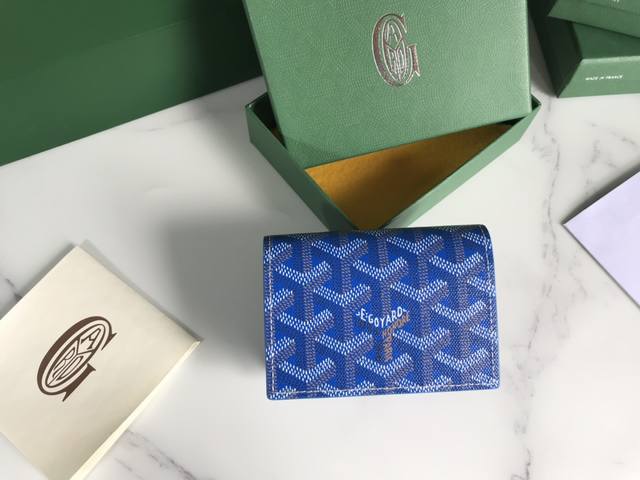 Goyard 卡片夹cardcase 日常搭配必备单品 G0Yard 戈雅 成立于1853年，已超过 年的历史，面料以麻，棉及大麻纤维混合织成后再涂上光面的树胶