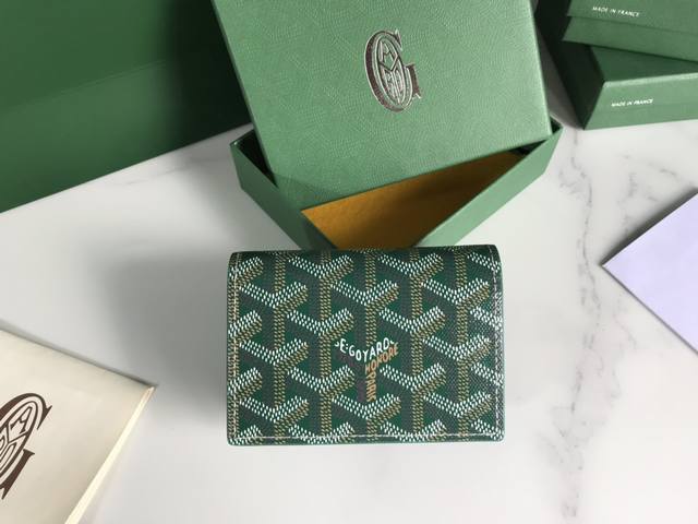 Goyard 卡片夹cardcase 日常搭配必备单品 G0Yard 戈雅 成立于1853年，已超过 年的历史，面料以麻，棉及大麻纤维混合织成后再涂上光面的树胶