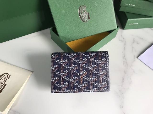 Goyard 卡片夹cardcase 日常搭配必备单品 G0Yard 戈雅 成立于1853年，已超过 年的历史，面料以麻，棉及大麻纤维混合织成后再涂上光面的树胶