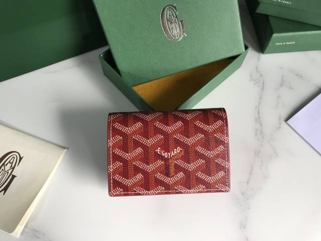 Goyard 卡片夹 日常搭配必备单品 G0Yard 戈雅 成立于1853年，已超过 年的历史，面料以麻，棉及大麻纤维混合织成后再涂上光面的树胶醛醣，防水，结实