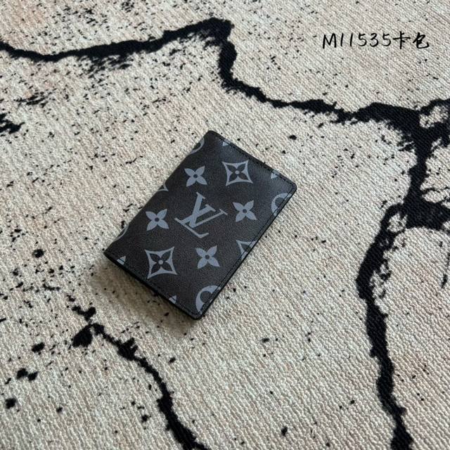 芯片版 顶级原单 M11535 口袋钱包 由黑色monogram Shadow小牛皮裁制而成的路易口袋钱夹，携带日用物品的优雅之选。饰有经典monogram平纹