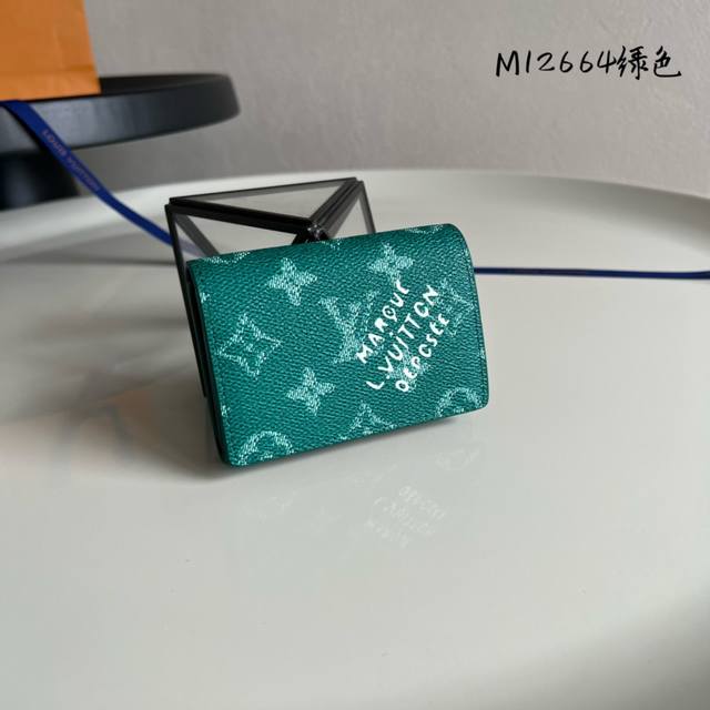 芯片版 顶级原单 M12664 绿色！Envelope 名片夹、本款名片夹以 Monogram Heritage 帆布构筑纤薄轮廓，可轻松置入口袋或手袋。翻盖通