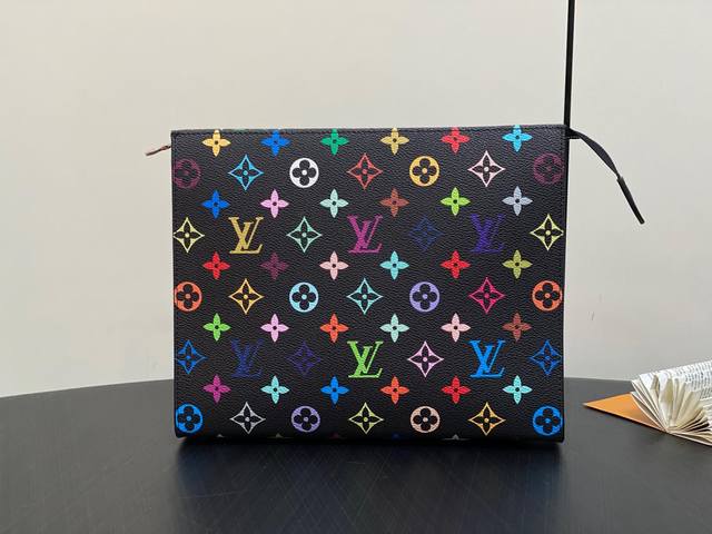 原单精品 M13746黑彩 手包手拿包系列 当季新款 Pochette Voyage 中号手拿包 2025年村上隆联名合作系列 本款 Pochette Voya