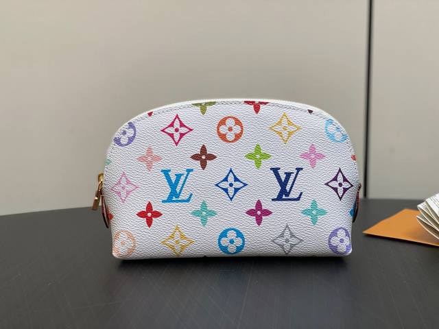 原单精品 M13744白彩 化妆包系列 Pochette Cosmétique 小号化妆包 本款monogram印花以33种缤纷的色彩演绎 2025村上隆和lv