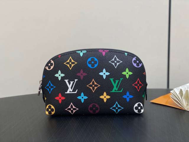 原单精品 M13744黑彩 化妆包系列 Pochette Cosmétique 小号化妆包 本款monogram印花以33种缤纷的色彩演绎 2025村上隆和lv