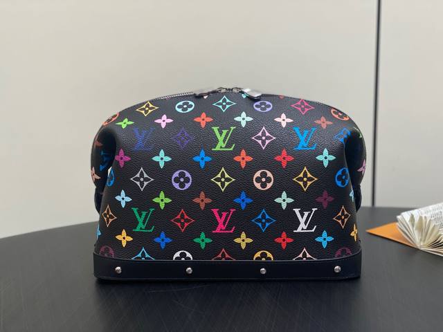 原单精品 M13743黑彩 化妆包系列 Pochette Cosmétique 大号化妆包 2025年村上隆联名合作系列 本款化妆包选用经典 Monogram