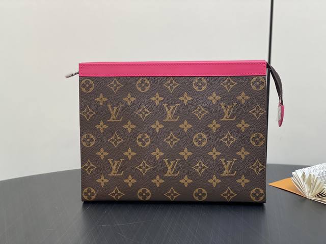 原单精品 M12818老花梅红 手包手拿包系列 M61692 這款百搭的pochette Voyage 手拿包 以monogram Macassar塗層帆布製造