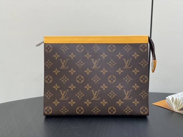 原单精品 M12820老花黄色 手包手拿包系列 M61692 這款百搭的pochette Voyage 手拿包 以monogram Macassar塗層帆布製造