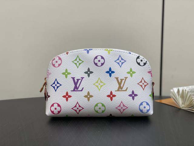 原单精品 M13744白彩 化妆包系列 Pochette Cosmétique 小号化妆包 本款monogram印花以33种缤纷的色彩演绎 2025村上隆和lv