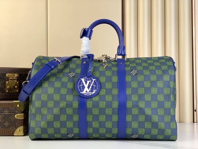 顶级原厂 Keepall Bandoulière 45 M41418兰格 2025春夏系列继续以 旅行 为灵感，不再局限于国家间的旅行，而是从更广的视角出发，以