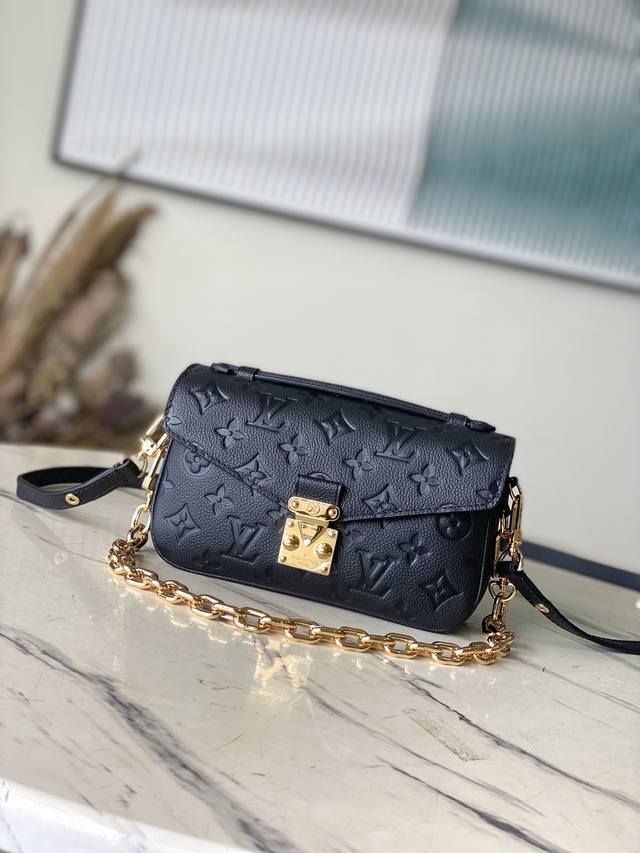 顶级原厂 M46595 黑色 本款 Pochette Metis East West 手袋为 Monogram Empreinte 皮革压印 Monogram