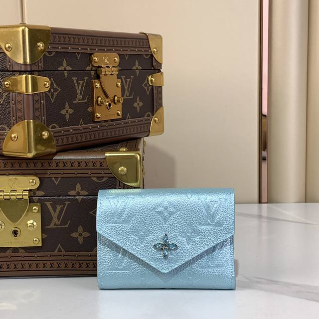 顶级原厂 Victorine Wallet M12746 珠光蓝色 压花 Lv Ski”收藏的一部分“维克托琳的皮夹”。优雅的阿祖尔 弗罗斯特的色调和光泽感很吸