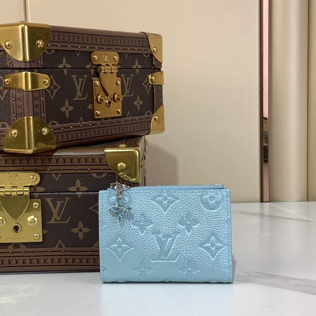 顶级原厂 Lisa Wallet 钱夹 M12536 珠光蓝 12674 压花 这款lisa钱包由标志性的monogram Empreinte皮革制成，具有“闪