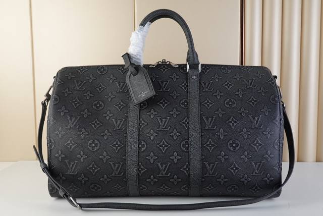 顶级原厂 Keepall Bandoulière 50 旅行袋 M21375 黑色 压印 Keepall Bandoulière 50 旅行袋是路易威登的经典假