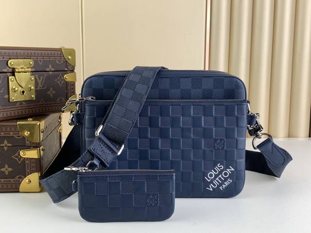 顶级原厂 N40438 蓝色 棋盘格 Trio 邮差包将经典的 Damier Graphite 帆布与 Damier Infini 皮革相结合，配有配套的提花编