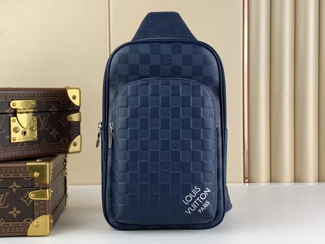 顶级原厂 Avenue 单肩包 N40439 蓝色 棋盘格 这款avenue Slingbag由damier Infini牛皮和damier石墨涂层帆布制成。几