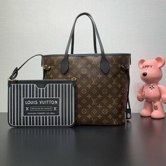 款号：M11946 特惠 Neverfull Inside Out 中号手袋以 Monogram 帆布与粒面皮革演绎崭新双面设计，其可拆卸口袋便于轻松化身外袋或