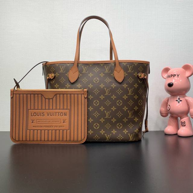 款号：M12061 特惠 Neverfull Inside Out 中号手袋以 Monogram 帆布与粒面皮革演绎崭新双面设计，其可拆卸口袋便于轻松化身外袋或