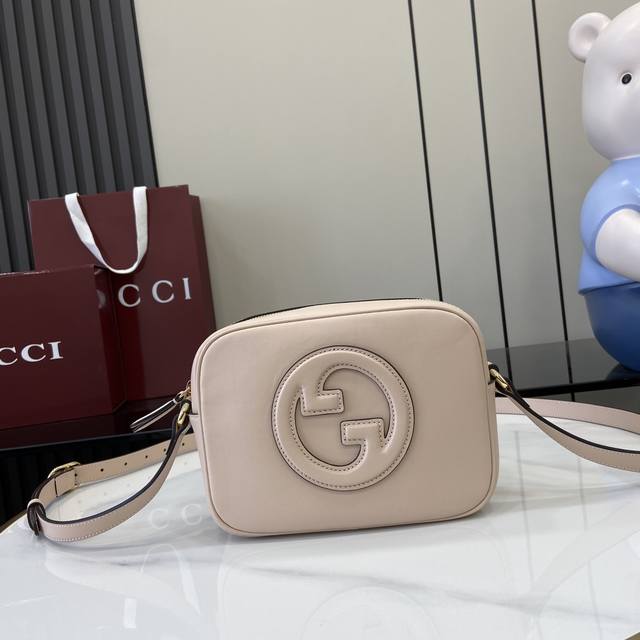 配全套原厂绿盒包装 新品 Gucci Blondie系列迷你肩背包 Gucci Blondie系列全新手袋饰有在20世纪70年代初期首次亮相的品牌系列经典标识，