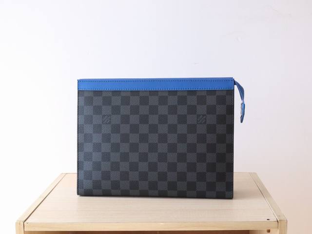 N00088 独家实拍！ Pochette Voyage Mm在damier Graphite帆布上的顶部装饰着鲜艳的蓝色皮革，为pochette的简单设计带来