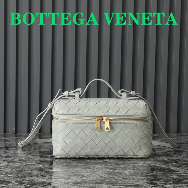 Bottega Veneta又又又又一个爆款 化妆包 依然采用品牌最经典的Intrecciato修长廓形搭配双向拉链开合，整体风格复古而优雅。包包饰有顶部提手和