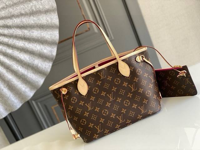 小号钢钉 顶级原单M41245 NEVERFULL PM 這款Neverfull MM手挽袋將雋永經典的設計融合傳統的細節，選用Monogram帆布打造，綴以天