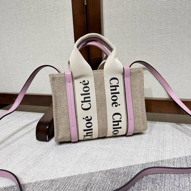 正品级 Chloe S 最新推出Tote-Bag、Woody Mini 迷你肩带款面世啦！！ 这款超级可爱的Woody 托特包是年夏季上架的最最新品，是以条纹亚