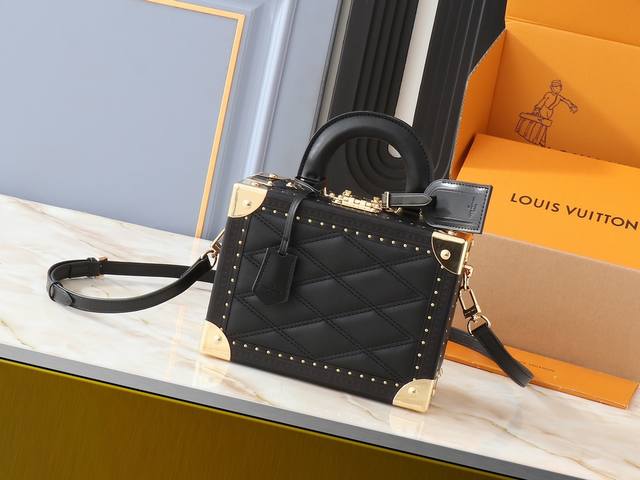 顶级原版带动态芯片M20468 M45675 M45673 M10079 M11131 M47164 黑菱格 Louis Vuitton 早秋系列由女装艺术总监