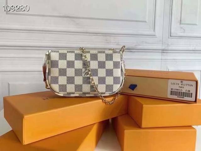 M58009 Mini Pochette Accessories 小手袋这款小提包适用于收纳化妆品或各色随身物件，设有金色黄铜链条，将提包系扣到手袋或牛仔裤，轻