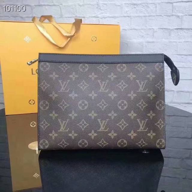 Lv Pochette Voyage M61692 41696 中号 手包 手袋由全新标志性黑灰Monogram Eclipse帆布裁制而成，此款风格硬朗的全新