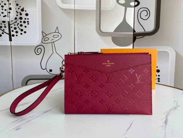 M68705 黑色 尺寸:23.0X 16.0X 2.0 Cm MéLanie 中号手拿包取材柔软 Monogram Empreinte 皮革，表面微微浮现 M