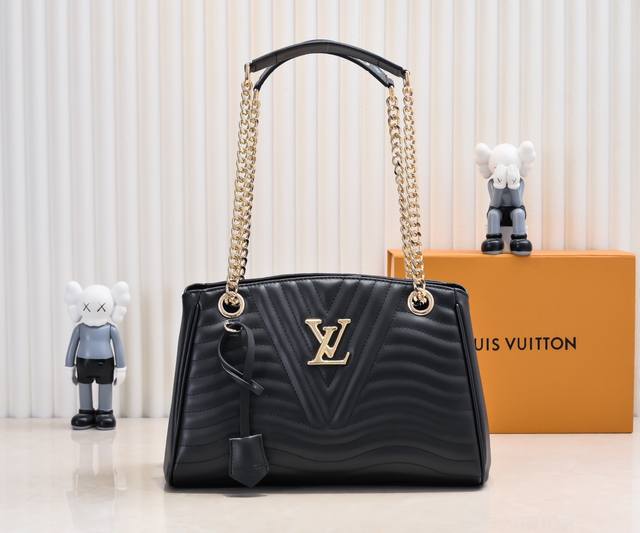 出厂价 绣格原版货 高端品质 口碑满满的赞 Louis Vuitton 最新绣花爆款 ，柔软绣花形状，当季精选迷人的款式每个知性女人的憧憬 每个花季少女的梦想